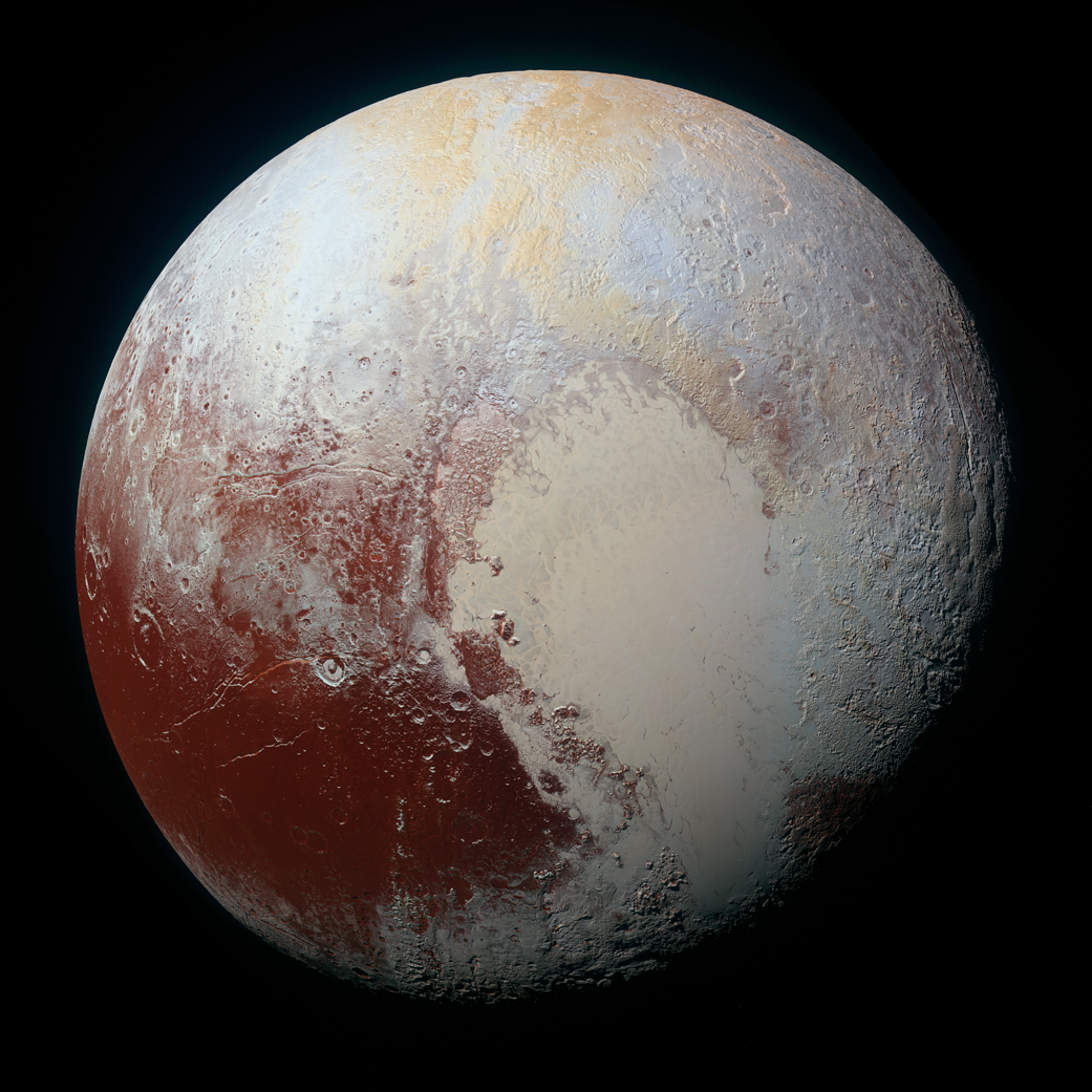 Plutón y sus diferentes colores, se puede apreciar una forma de corazón blanca a la derecha, esta imagen fue tomada por la sonda New Horizons, de la NASA.