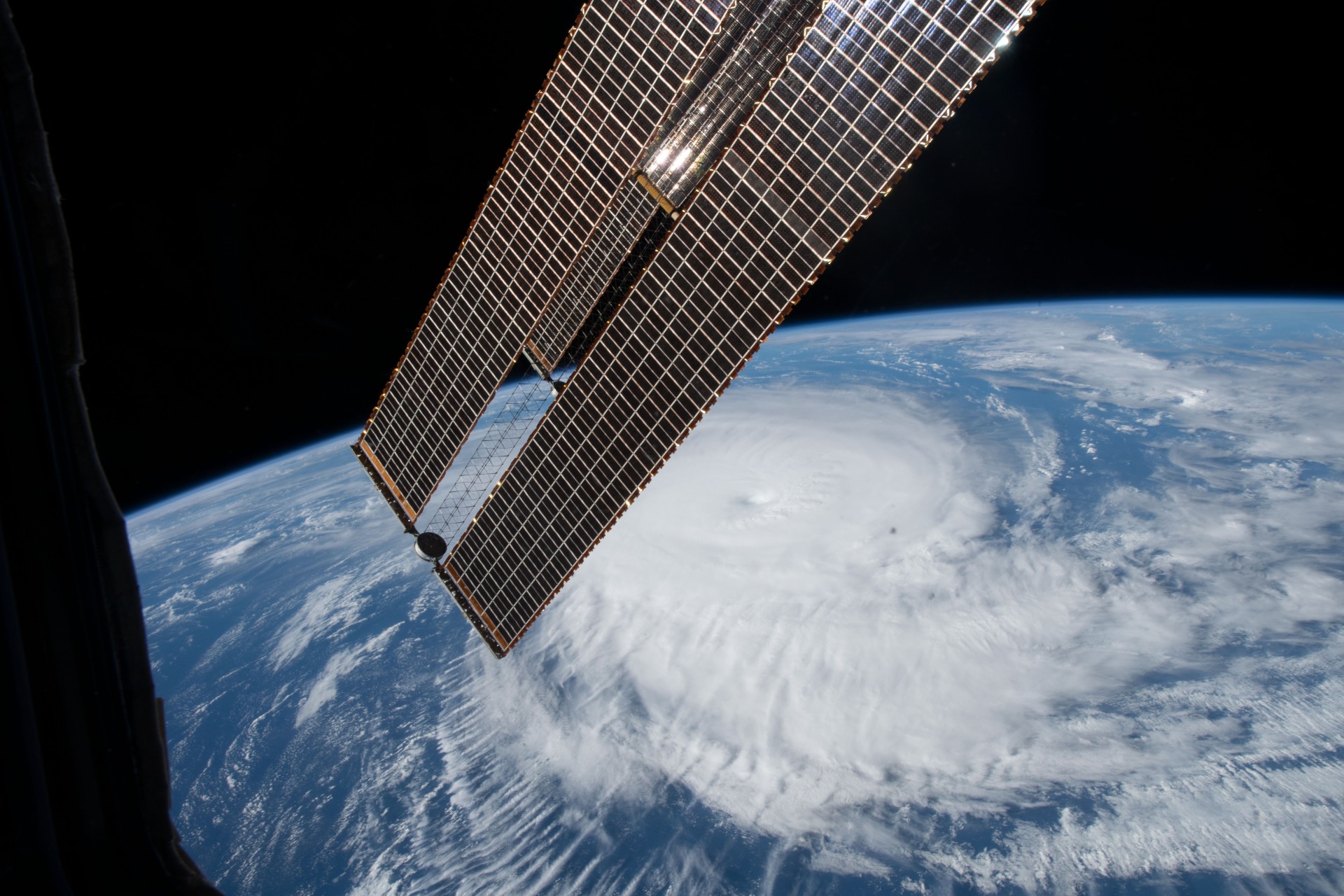 El huracán Freddy visto desde la ISS, en la imagen se asoma un panel solar de esta gran estructura.