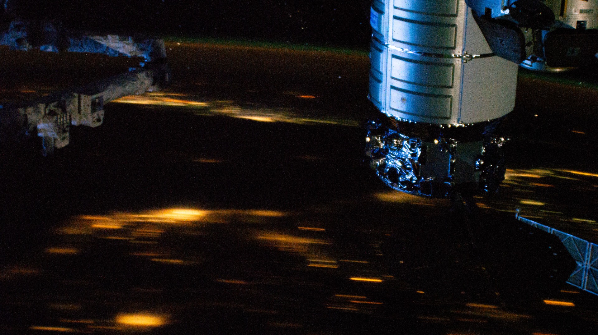 Una vista de los módulos Cygnus y Unity desde el interior del a ISS.
